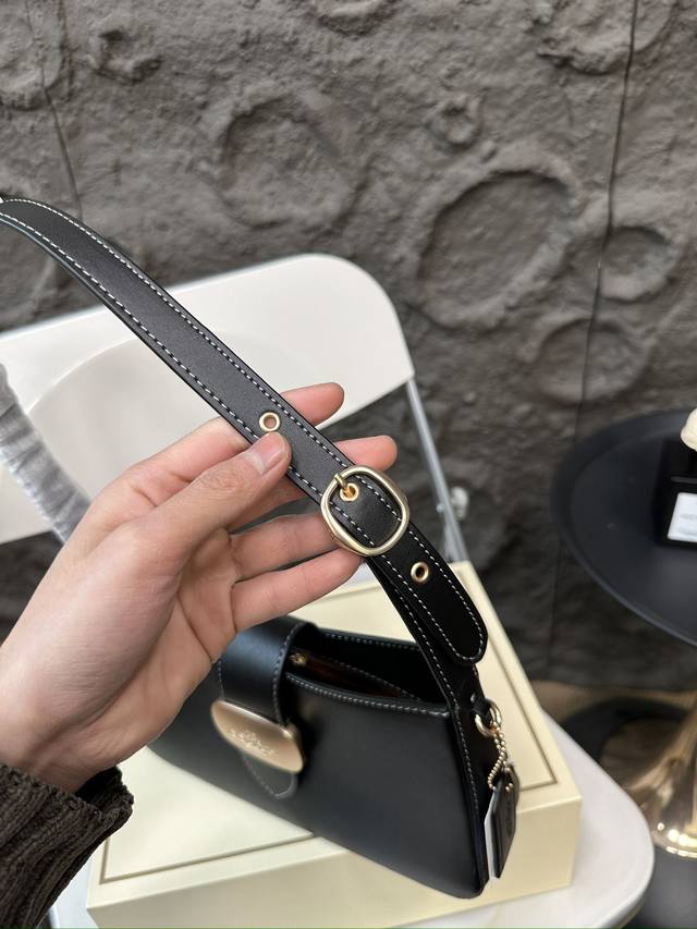 Paired with a folding box, Coach under the armpit amplifies the trick! The new Eliza series is really amazing! The minimalist design is truly eye-catching! The color is simple yet elegant, full of fashion sense, easy to match to create a sense of fas