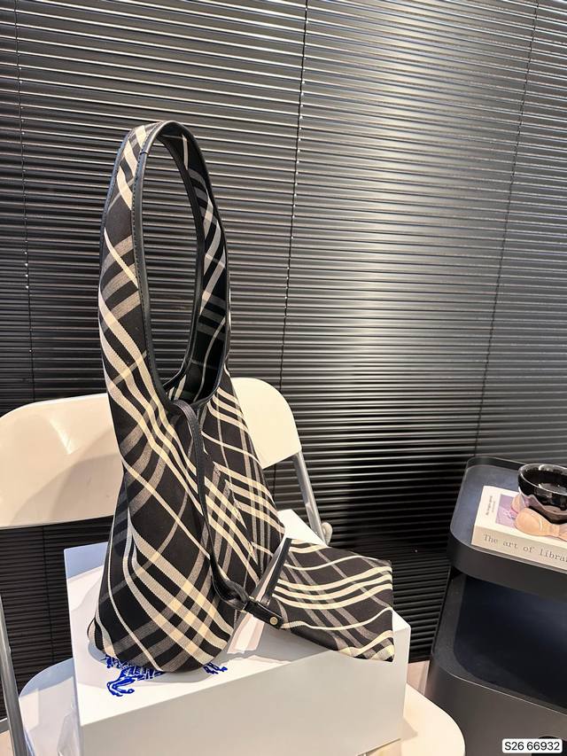 Paired with a folding box, the new Hobo from Burberry Burberry looks so great! It's completely covered in grass. The overall body is light and stylish, and there is a sub bag that can be disassembled. The size is just right for daily use, and the wid