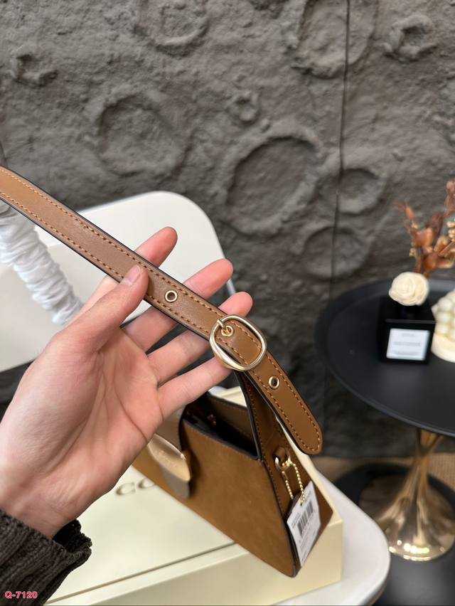 Paired with a folding box, Coach under the armpit amplifies the trick! The new Eliza series is really amazing! The minimalist design is truly eye-catching! The color is simple yet elegant, full of fashion sense, easy to match to create a sense of fas