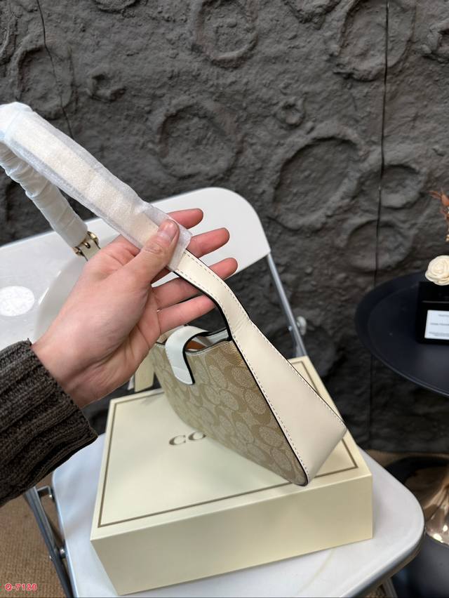 Paired with a folding box, Coach under the armpit amplifies the trick! The new Eliza series is really amazing! The minimalist design is truly eye-catching! The color is simple yet elegant, full of fashion sense, easy to match to create a sense of fas