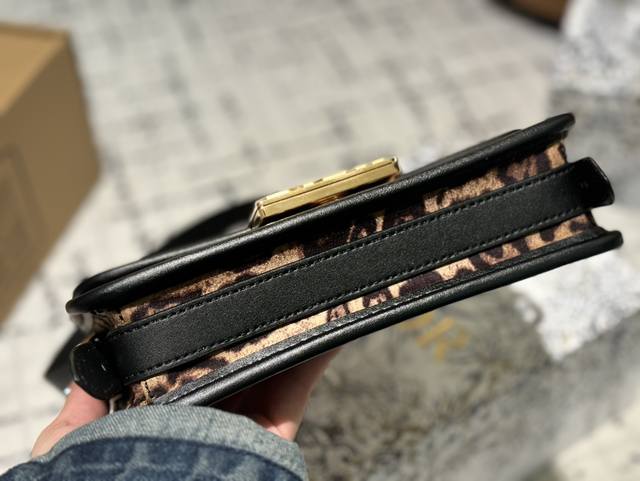 Folding gift box Dior Winter crossbody bag with low-key and unique texture, artistic atmosphere, high aesthetic value, must be included in the collection of beauty! Size 22.11:
