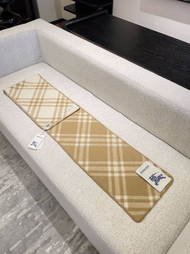 Gift box+5 Burberry plaid scarf is really amazing! Fashionable, unique, and warm with a perfect concave design to create an atmosphere. Don't miss out if you love personalized fashion! 100% sheep wool soft touch
