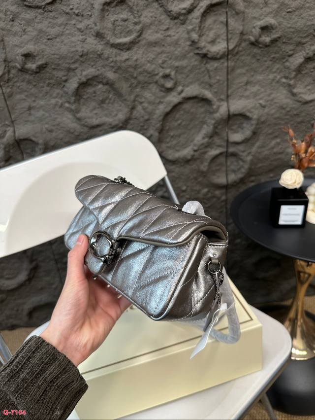 Paired with a folding box, Coach Wine God Wow, Coach's shining and charming second Tabby is definitely not unfamiliar and can be considered as Coach's main force. The little fairy will definitely not miss out on the fashionable and essential autumn a