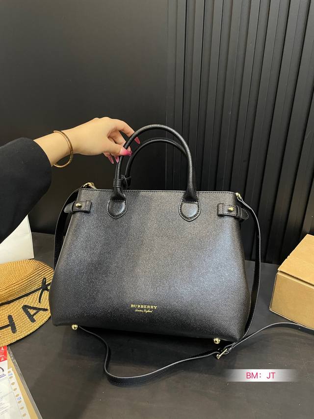 Burberry tote bag, new tote bag! Side suction mode allows for carrying while carrying a long shoulder strap, which can be worn diagonally or on one shoulder! Size: 33 25