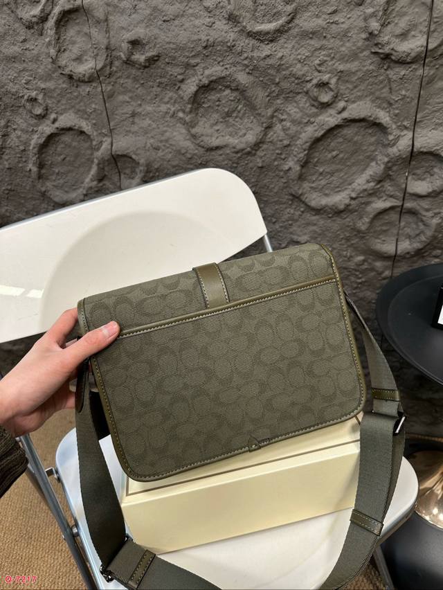 Paired with folding box, Coach League messenger bag, shoulder bag, crossbody bag, versatile and fashionable new messenger bag. Recommended size: moderate, simple, atmospheric, classic, versatile and timeless. Size: 28.20cm