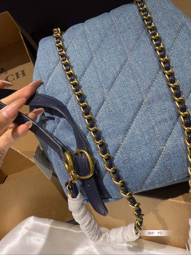 The Coach Coach Shoulder Tabby Backpack with Airplane Box is a versatile and versatile backpack that reshapes the coach design of the 1970s in a modern way. Its multifunctional style can be used as a backpack