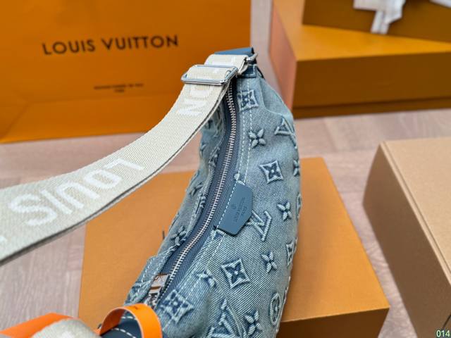 The airplane box, Lv Cowboy Moon Bag, is exquisite, beautiful, advanced and elegant. It is easy to control. No clothes or seasons can be selected all year round. cool and cute. The tall girl can carry it. The girl can carry it. The girl can carry it