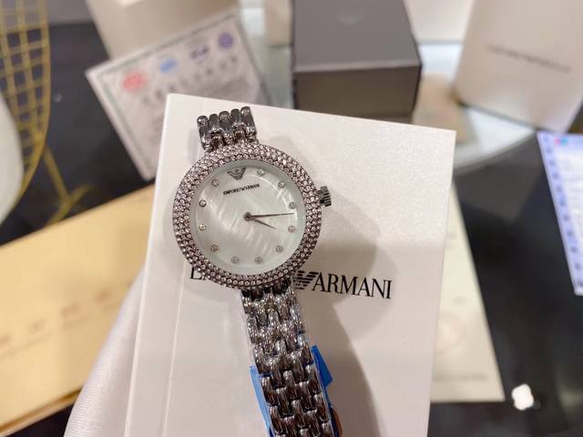 Armani's fashionable new casual women's watch, the same as Tong Liya's, showcases the beauty of the wrist, shining brightly, with colorful and elegant posture, dazzling dial retro Roman scale, rhinestones embellishing the bezel, dynamic and luxurious