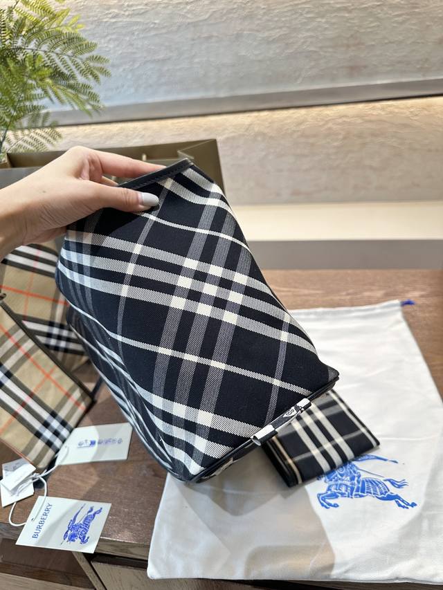 Burberry's new model has finally shipped its classic diagonal plaid backpack, which looks great. B's latest soft and upright shoulder bag is made of cotton twill fabric. Crafted in an Italian workshop, it is decorated with a unique grid pattern exclu