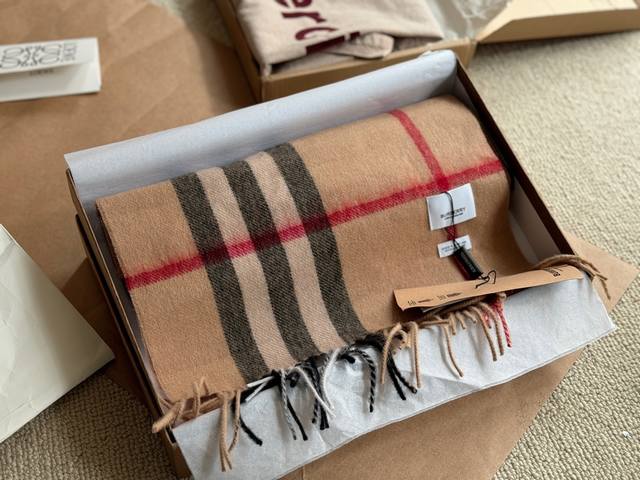 Top quality Burberry classic scarf with box matching, made of genuine materials! Large grid classic pattern! Equally suitable for men! Very gentlemanly! The upper body effect has a very strong aura, with a soft and textured feel. Specifications:% woo