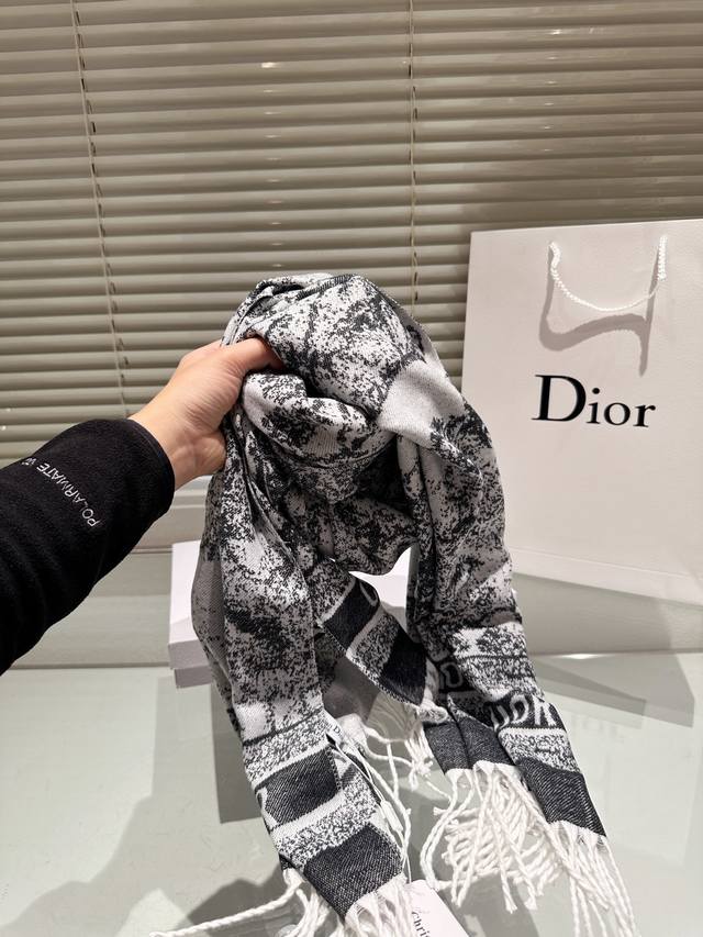 The new autumn and winter college style double-sided scarf has a thick, soft and super versatile feel, making it a fashionable item that can be used as a scarf or shawl! One side is decorated with the 