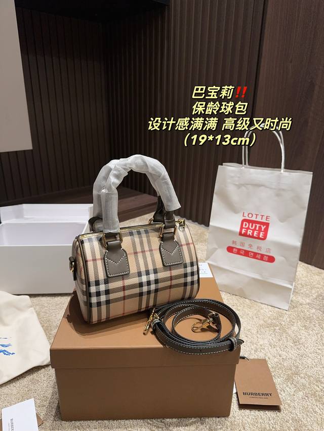 Featuring a foldable box size of 19.13, this Boston bowling bag has become another masterpiece of Burberry due to its unique design and practicality. Featuring a checkered pattern and a foldable box size of 19.13, this Boston bowling bag has become a