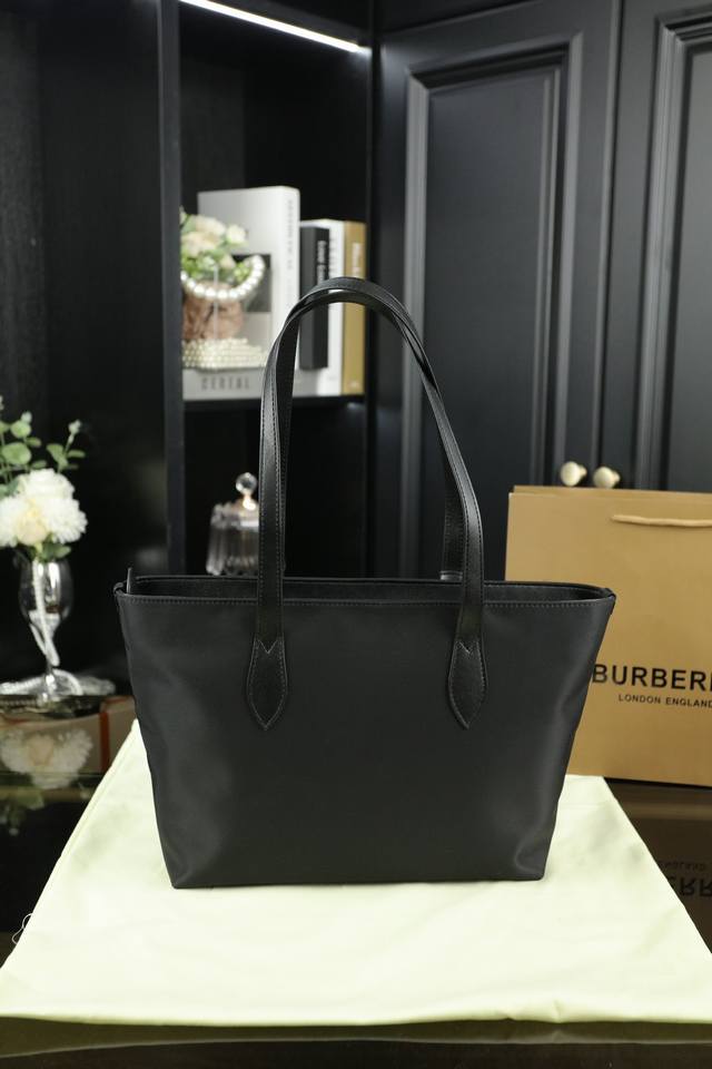 Box free Burberry nylon tote bag tote bag shopping bag tote bag is really classic. It looks good on the back no matter how you carry it. Size: 29 × 23