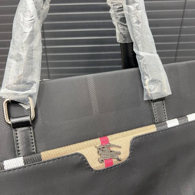 Burberry canvas men's handbag, handbag, computer bag, exquisite inlay craftsmanship, classic and versatile, photographed in the original factory fabric 28 X 38 Cm