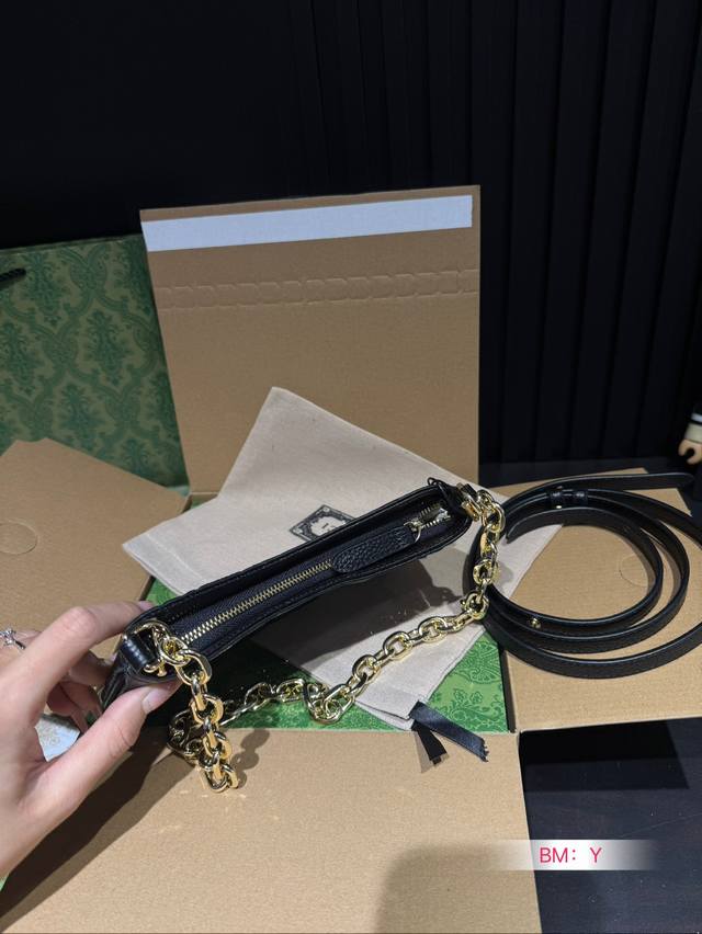 Paired with a foldable gift box, this cool underarm bag not only has a charming appearance but also a pleasing space. It is versatile and easy to carry all year round, making you instantly fashionable and refined. Gucci underarm bag, chain strap, hor