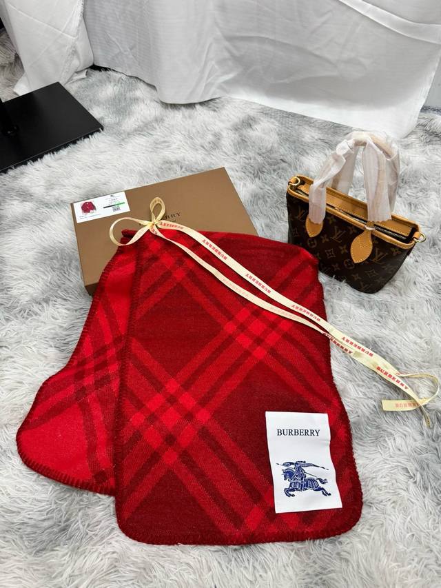 New scarf, Burberry. Original beautiful item, classic explosive item, returns to the forefront. Burberry's new imported Nepalese cashmere top embroidery scarf is definitely a screaming quality fashion brand's top design Essential high-end products fo
