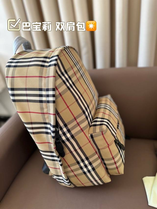 Go to Burberry backpack, classic fabric feels super nice, steady and generous! You won't choose the wrong one! Size: 34 * 42
