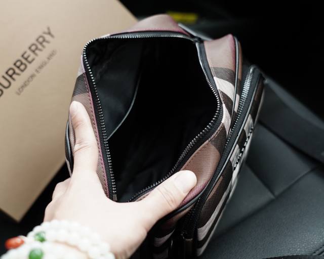 Burberry official website synchronizes high version crossbody single shoulder backpack with eternal and timeless iconic products. Pure original single cowhide top-notch hardware production, non market ordinary version. This year's favorite styles of