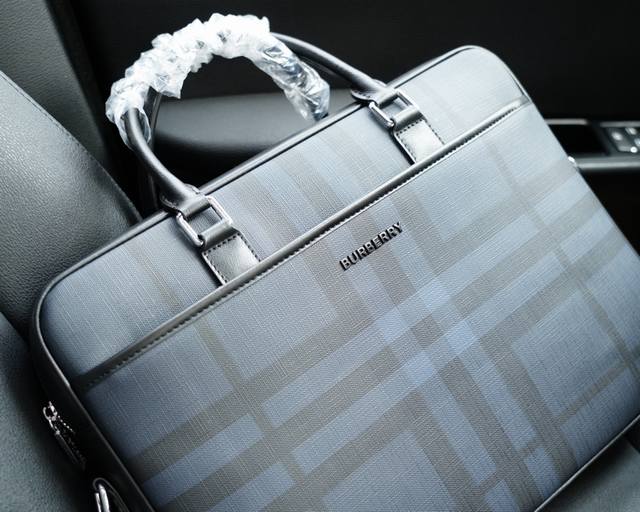 Burberry official website synchronizes high version handbag and crossbody backpack with timeless iconic products made of pure original single calf leather top hardware, non market ordinary version. This year's favorite styles of Burberry are all phot