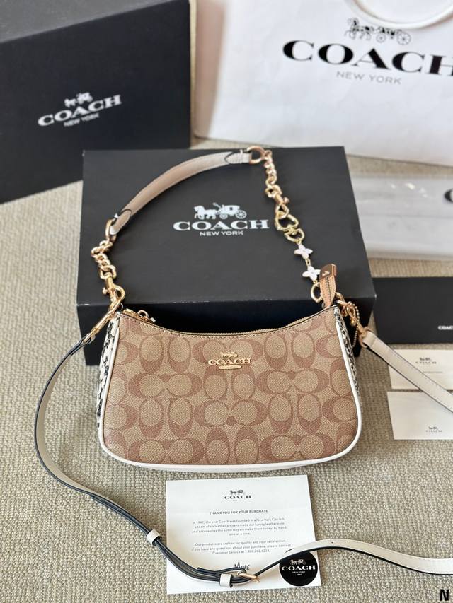 The leather version comes with a pendant. Coach and Coach's hottest underarm bag comes with the Teri series' hottest underarm bag featuring snake skin embossed design. The upgraded version of the large mahjong bag can just expose the side when worn u