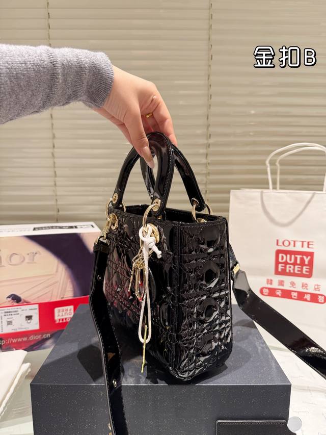 Original mirror with folding gift box airplane box size: 20cm high-end version Upgrading the shipment of Dior Concubine patent leather adds even more points