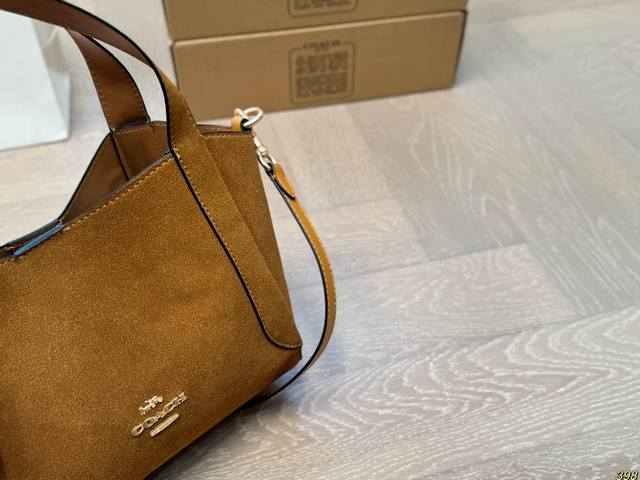 Aircraft box with pendant Coach handbag Perfect for daily commuting cool and cute Extreme beauty Perfect girl is you Size 21 17: