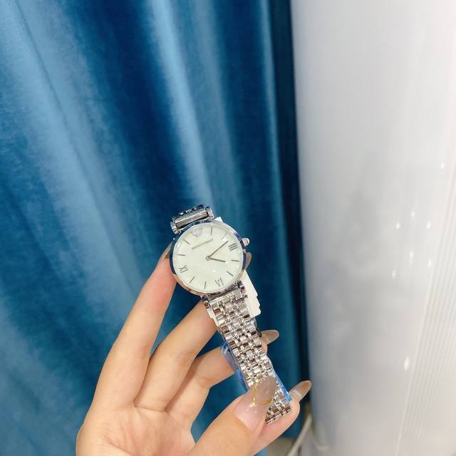 Original Armani 316L stainless steel watch mirror: reinforced mineral glass strap: 316L diameter size: 32mm * pearl mother of pearl perfectly blends and shines on the wrist, creating an elegant image for women. Pure, simple, elegant temperament for w