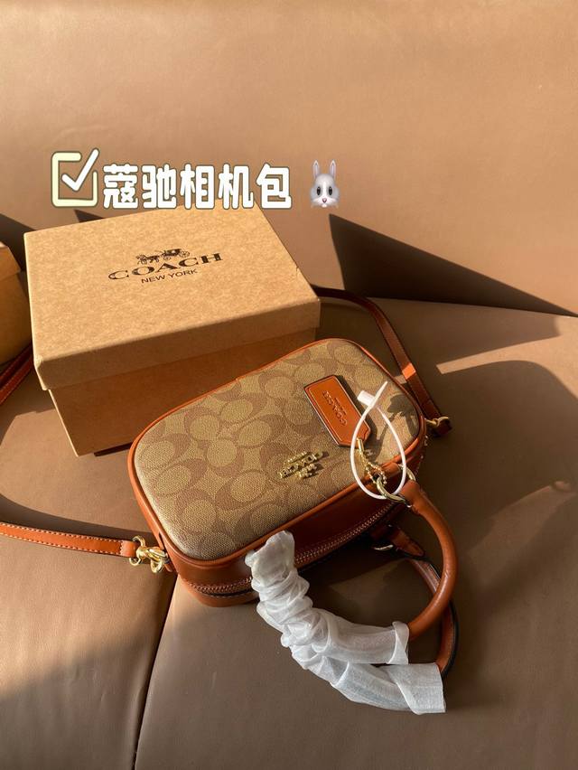 Is Coach's June new product a small square bag that you like? Coach's new product looks great this time, with versatile styles and colors, and a long shoulder strap that can be worn diagonally. The bag's capacity is also very large, making it perfect