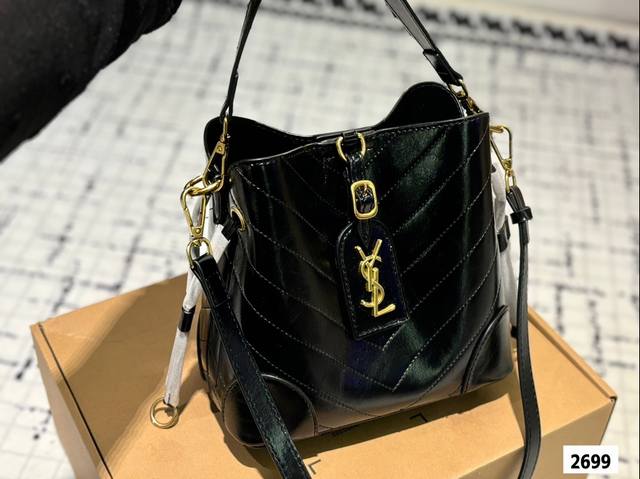 The Ysl bucket bag with the box is a hot, cool, and sweet new style that looks great when you go out. Size 21.20