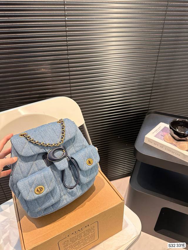 The Coach Coach Shoulder Tabby Backpack with Airplane Box is a versatile and versatile backpack that reshapes the coach design of the 1970s in a modern way. Its multifunctional style can be used as a backpack