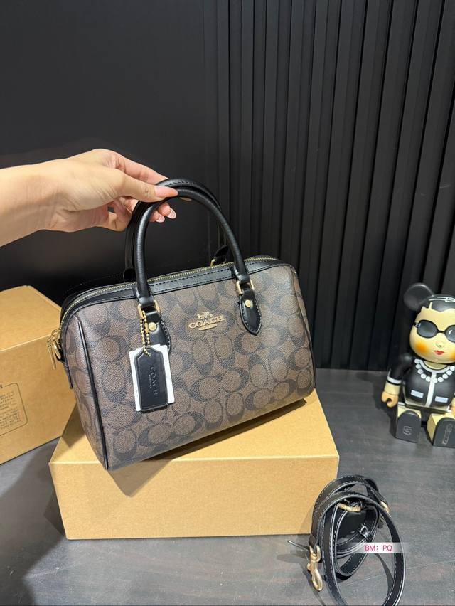 Coach Coach Mini Pillow Bag with Box, New Product Super Cute Mini Boston Small Body, Large Capacity! Size: 25 * 16: