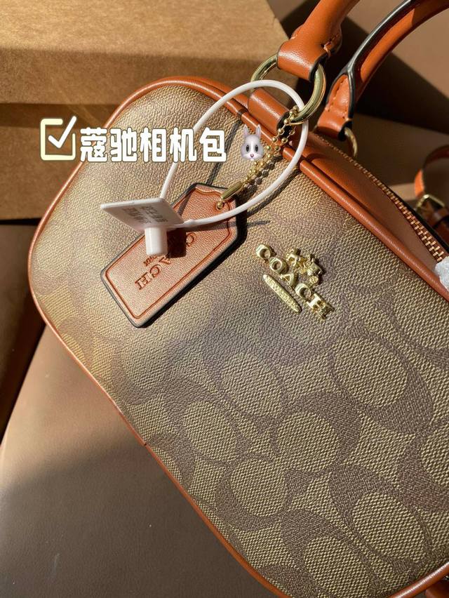 Is Coach's June new product a small square bag that you like? Coach's new product looks great this time, with versatile styles and colors, and a long shoulder strap that can be worn diagonally. The bag's capacity is also very large, making it perfect