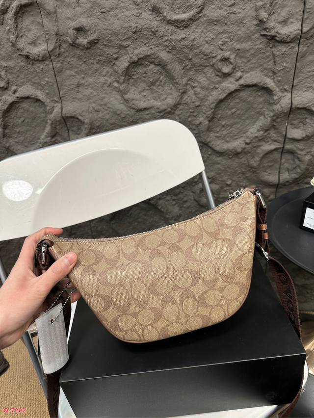 Equipped with a folding box, Coach's new PACE crescent shaped bag and cow horn bag, with a wide canvas shoulder strap design that can be adjusted in length!! It can be worn under the armpit or slung over the shoulder, making it a super versatile item