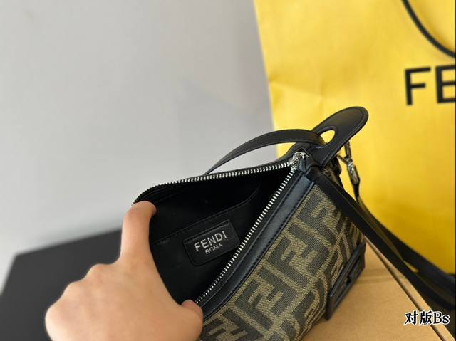 The packaging of this bag is also too cute~Fendi's new underarm bag. The name of this bag is Simply Fendi, inspired by the silhouette of the 90s collection. It is a lazy and casual bag style 23 * 12:
