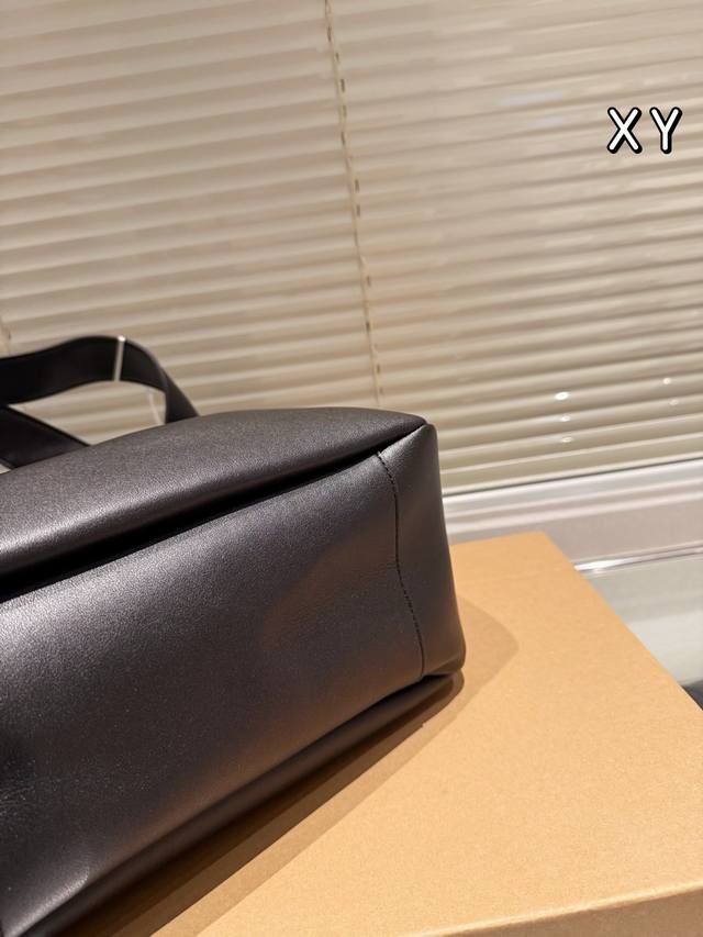 The leather version of Ysl tote bag feels too gentle and easy to match, making it stand out. # Ysi Ysl is the most eye-catching bag of this year. Although the body of the mountain bag is large, it is very light, and the sheepskin material feels light