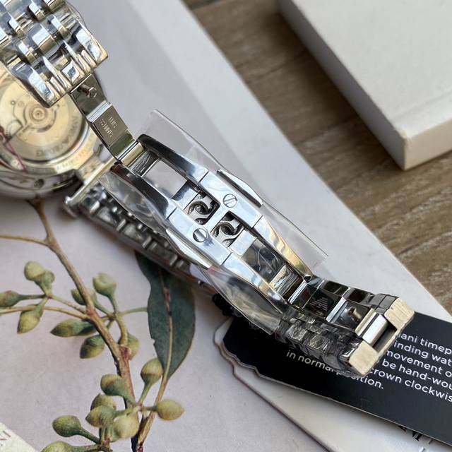 Armani mechanical women's watch has arrived!! Classic and minimalist Italian style, with a transparent heart on the exposed movement, 316 stainless steel strap, original mineral crystal mirror with 30 meter waterproof buckle, fully manual winding mec