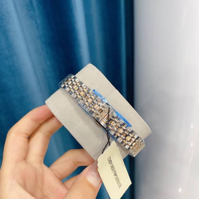 Original Armani 316L stainless steel watch mirror: reinforced mineral glass strap: 316L diameter size: 32mm * pearl mother of pearl perfectly blends and shines on the wrist, creating an elegant image for women. Pure, simple, elegant temperament for w