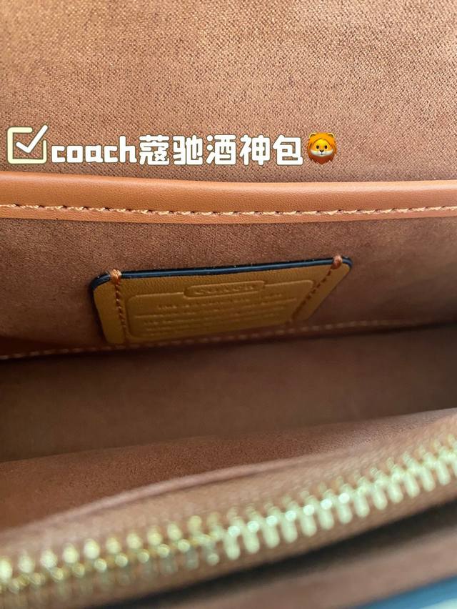 The color matching of Coach Coach's Wine God Bag this time is simply a fairy color scheme! High in appearance and versatile, suitable for both handheld and crossbody use, this is the Coach Wine God! Cute and able to pretend! Handheld crossbody looks