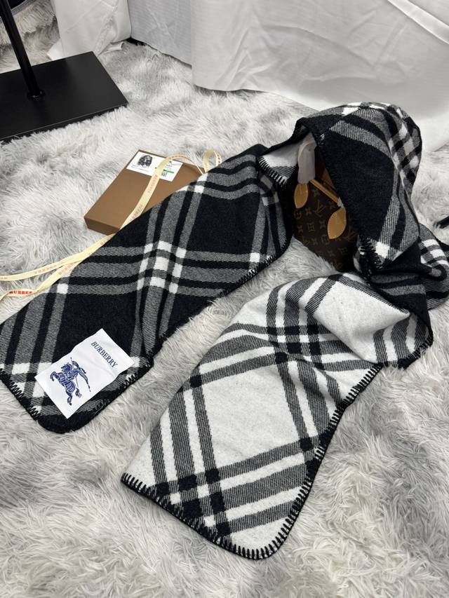 New scarf, Burberry. Original beautiful item, classic explosive item, returns to the forefront. Burberry's new imported Nepalese cashmere top embroidery scarf is definitely a screaming quality fashion brand's top design A must-have high-end boutique