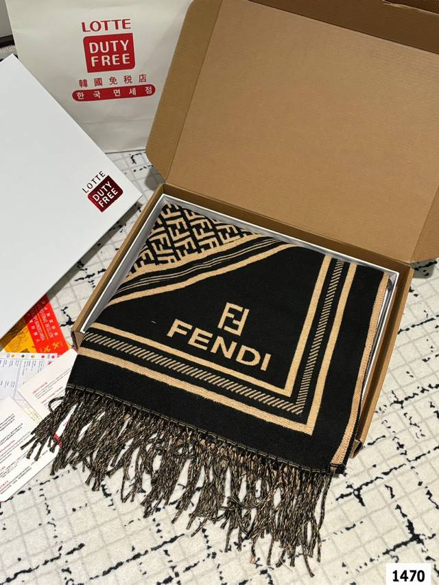 Comes with a gift box The most gentle color scheme of the Fendi scarf is a cashmere scarf with a great atmosphere. Don't you hurry up and order such a beautiful scarf
