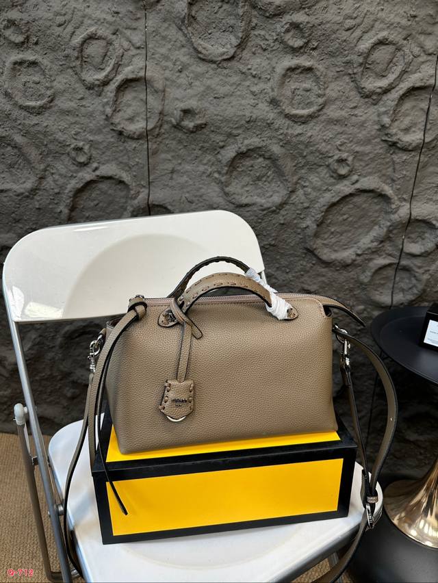 Comes with a folding box and Fendi pillow bag. By The Way, it has a large capacity and is cute and can be carried by hand or slung over the body. It can be sweet or salty! Size 27.18Cm: