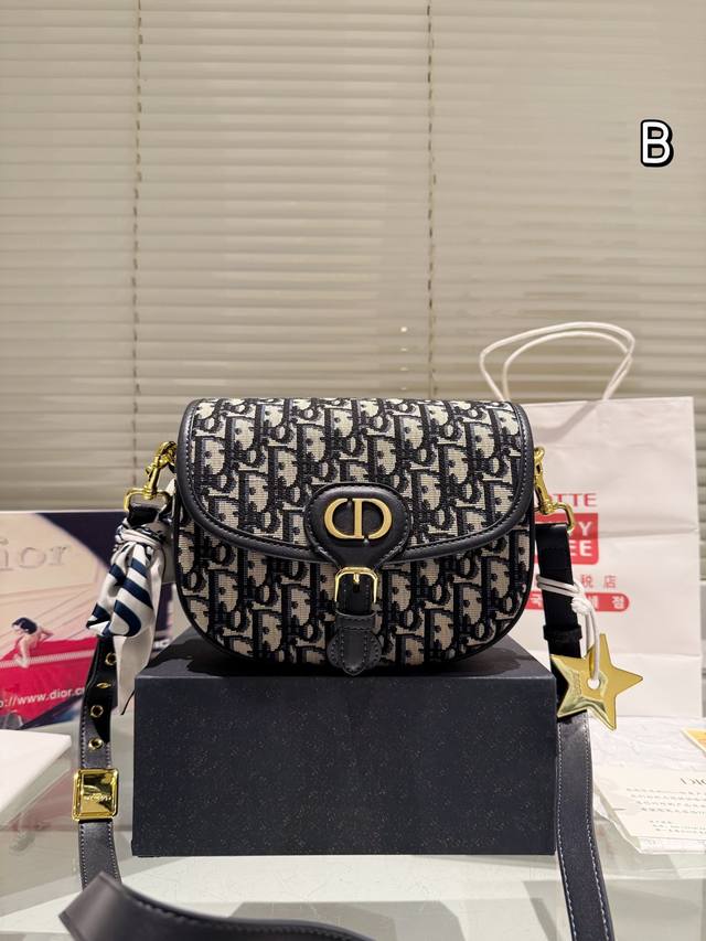 The top of the line original fabric Dior Bobby new saddle bag is now in high demand, with Baby's retro CD logo, classic floral body, hardware retro feel, not easy to wear and tear with oblique print and: