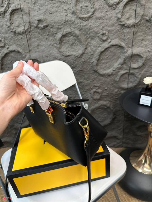 Comes with a folding box and Fendi pillow bag. By The Way, it has a large capacity and is cute and can be carried by hand or slung over the body. It can be sweet or salty! Size 27.18Cm: