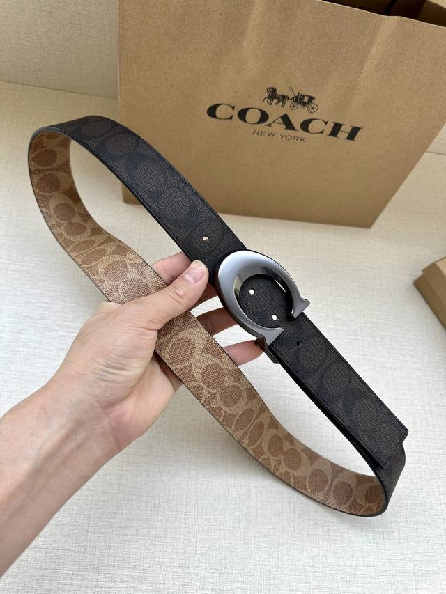 The 3.7cm wide COACH double-sided belt is made of black fabric with a classic logo buckle, and comes in two different appearances. Its fit can be personalized and can be cut with scissors. Trimmable double-sided: