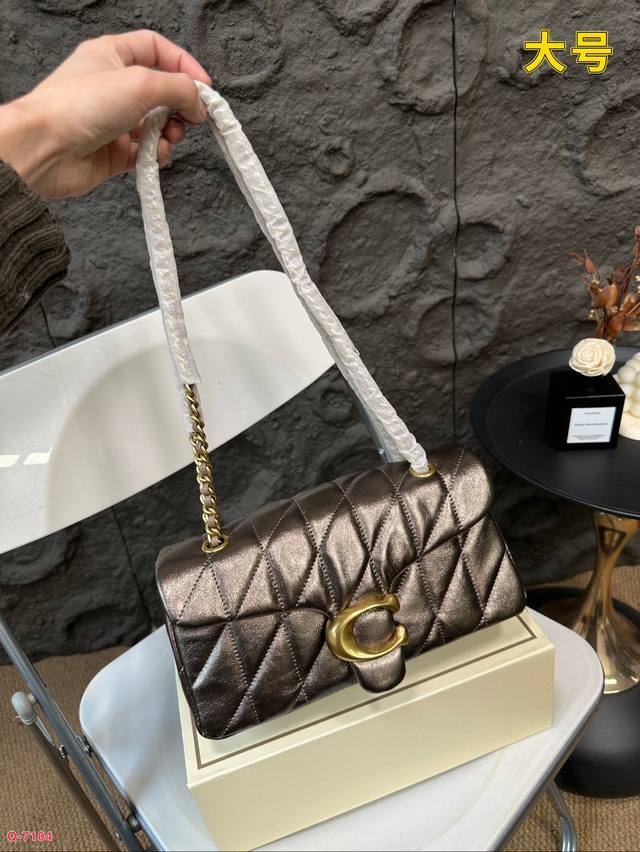 Paired with a folding box, Coach Wine God Wow, Coach's shining and charming second Tabby is definitely not unfamiliar and can be considered as Coach's main force. The little fairy will definitely not miss out on the fashionable and essential autumn a