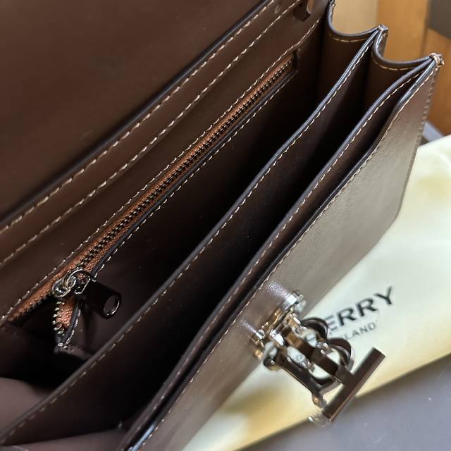 Folding gift box packaging Burberry Tb logo chain shoulder bag is a must-have item in the fashion industry. Get it up! The new postman bag Burberry never worries about sales, temperament, and quality! When purchasing a printed version in Hong Kong, i