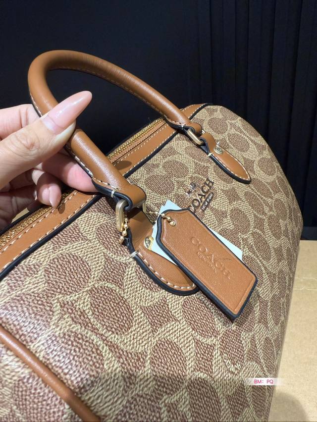 Coach Coach Mini Pillow Bag with Box, New Product Super Cute Mini Boston Small Body, Large Capacity! Size: 25 * 16: