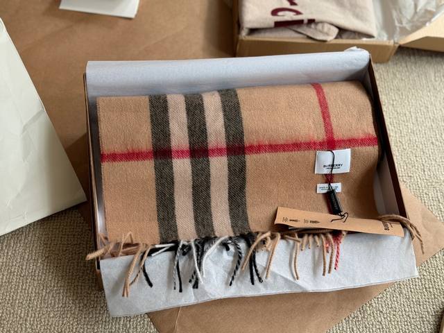 Top quality Burberry classic scarf with box matching, made of genuine materials! Large grid classic pattern! Equally suitable for men! Very gentlemanly! The upper body effect has a very strong aura, with a soft and textured feel. Specifications:% woo