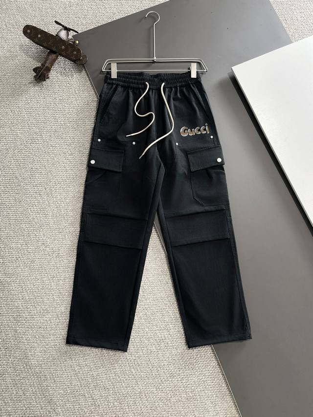 The next day, Gucci will ship the new elastic band casual pants for autumn and winter 2024. The custom-made fabric at the counter has high breathability and comfort, impeccable details, and brand element design concepts, reflecting high quality. Deli