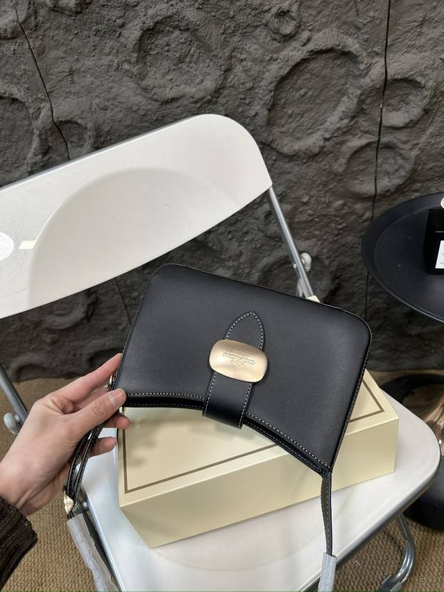 Paired with a folding box, Coach under the armpit amplifies the trick! The new Eliza series is really amazing! The minimalist design is truly eye-catching! The color is simple yet elegant, full of fashion sense, easy to match to create a sense of fas